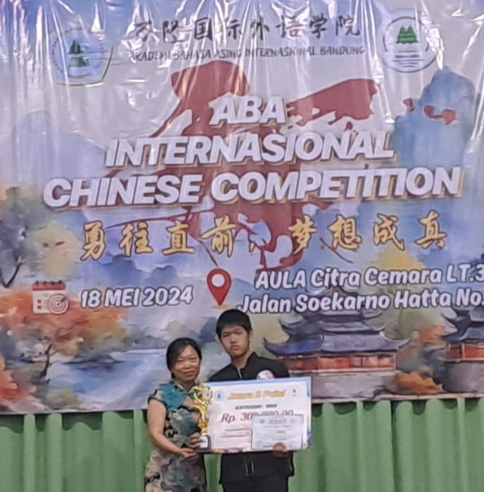 Jaden Amadeus dari SMA Trinitas Raih Juara Ketiga dalam Lomba Deklamasi Puisi Bahasa Mandarin 