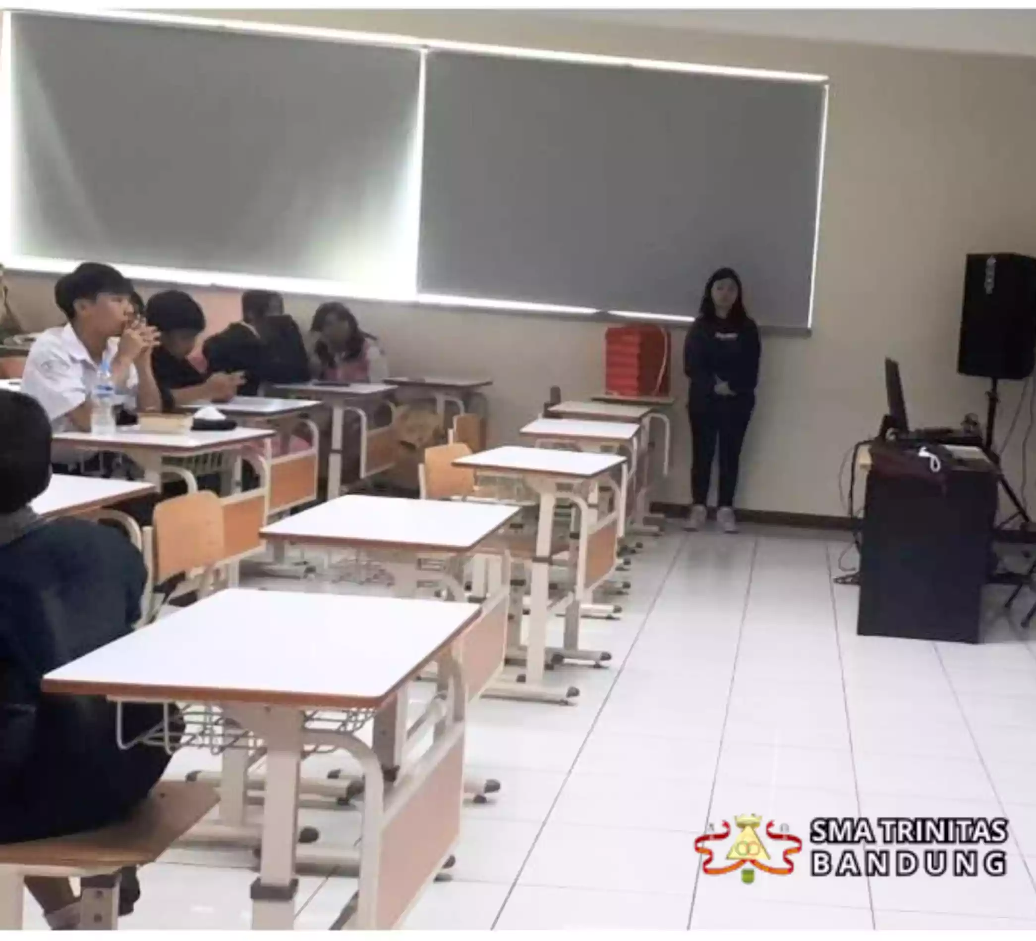 Siswa SMA Trinitas Sedang Belajar Memilih Saham