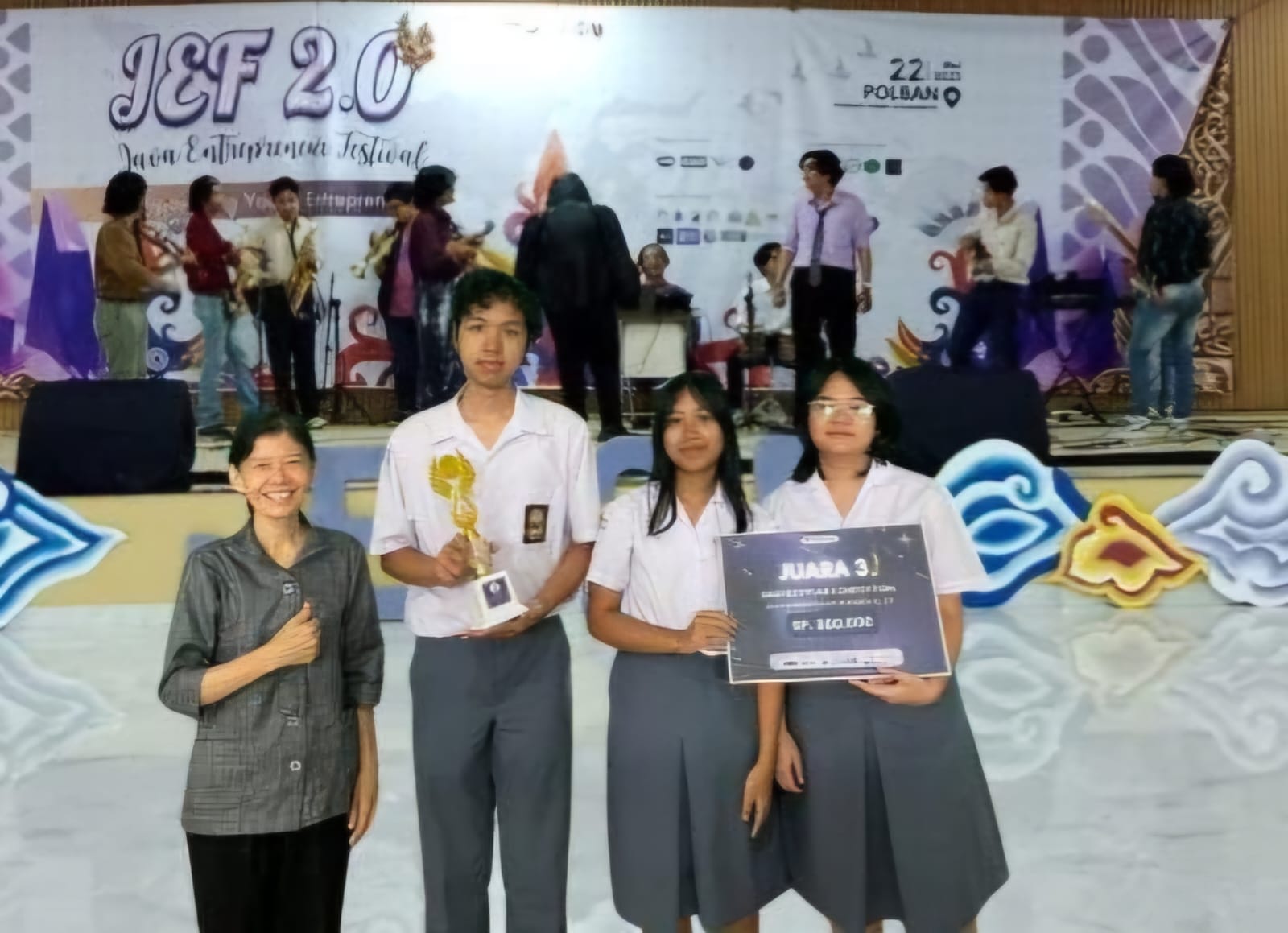 Juara 3 - Cornelius Calvin Saputra (X-2) Ida Ayu Agung Pararmitha Putri (X-2) Alexis Fayelin Herdiana (X-6)